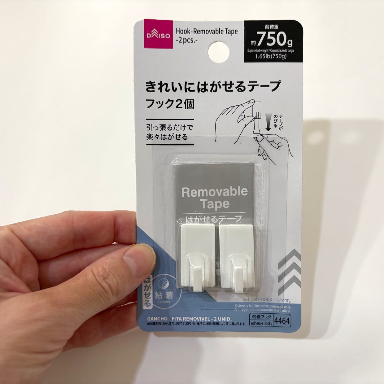  笑っちゃうほど便利。日常の不便をどんどん解決！ダイソー「はってはがせるフック」の意外な活用術3選 