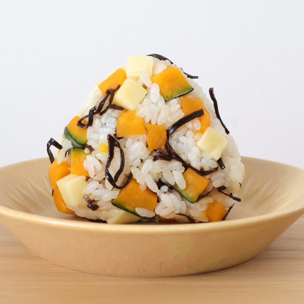  秋の「かぼちゃ」はおにぎりに入れて！塩こんぶとチーズを混ぜるだけ、5分でできる絶品アレンジ 