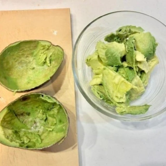  すごい！アボカドの果肉を【3分】でくり抜くワザ「スルン」「まな板も汚れない」 