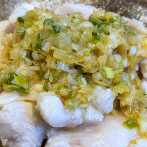 安い「鶏むね肉」がごちそうに！しっとりやわらか、旨みたっぷりのネギ塩だれでご飯がすすむ絶品おかず