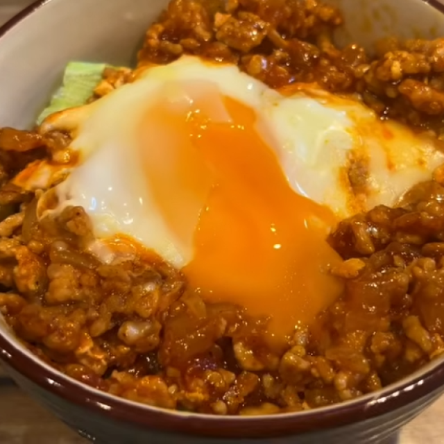 もうハンバーグはこねない！手が汚れず、フライパン1つで10分「チーズと卵がとろけるハンバーグ風」