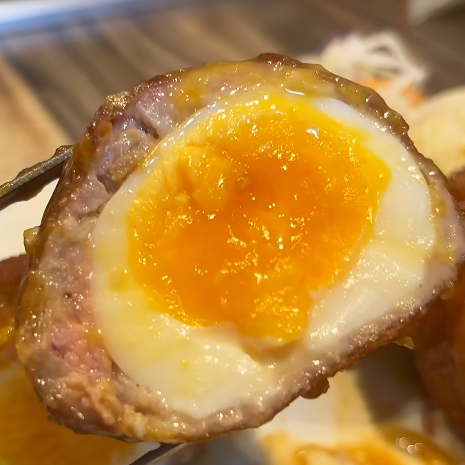  そのまま食べるよりおいしさ倍増！甘辛ダレが絶品“とろっと半熟卵”のてりたま肉巻き 