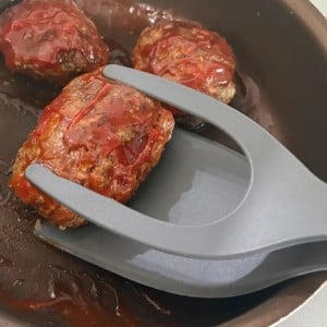 「ひっくり返す」だけじゃもったいない。スリコの330円“二刀流のフライ返し”が想像以上に優秀だった！