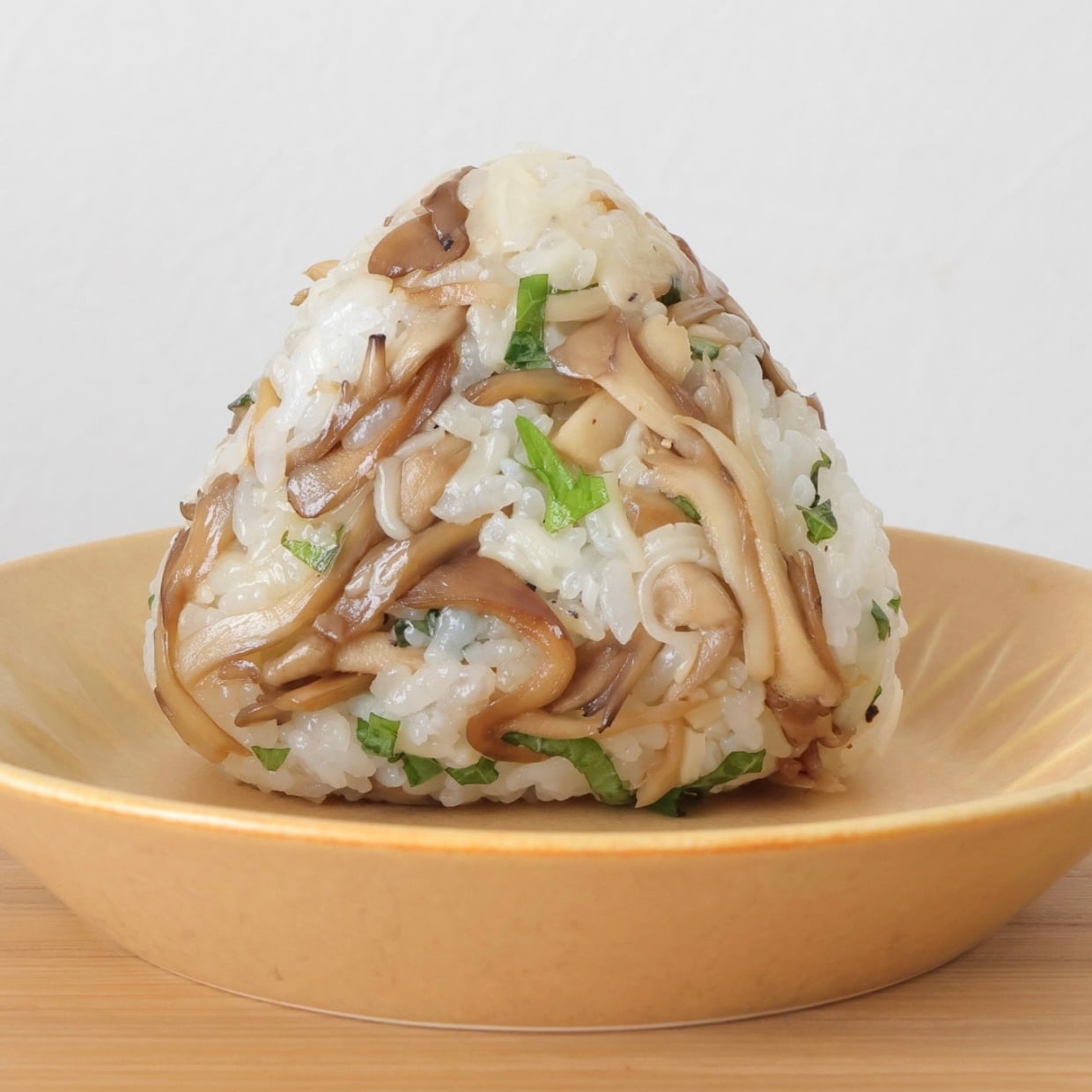  朝「おにぎり」に3つ入れるだけ！食物繊維やたんぱく質、β-カロテンも摂れるアレンジ 