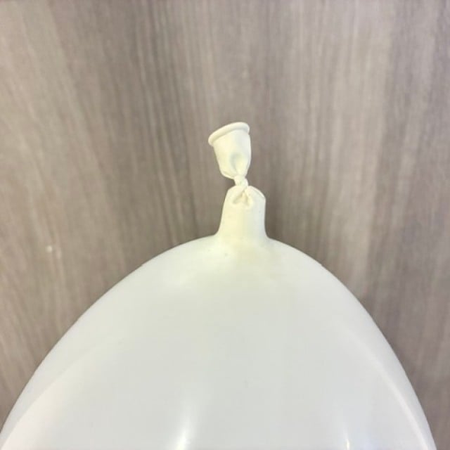  指が痛くならない！家にある身近な道具で【風船】をあっという間に結ぶ神ワザ「ハロウィンでも使える！」 
