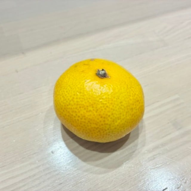  【裏ワザ】爪を汚しにくい！今日から試したい“みかんの皮のスマートなむき方”「道具なしで簡単に4等分」 