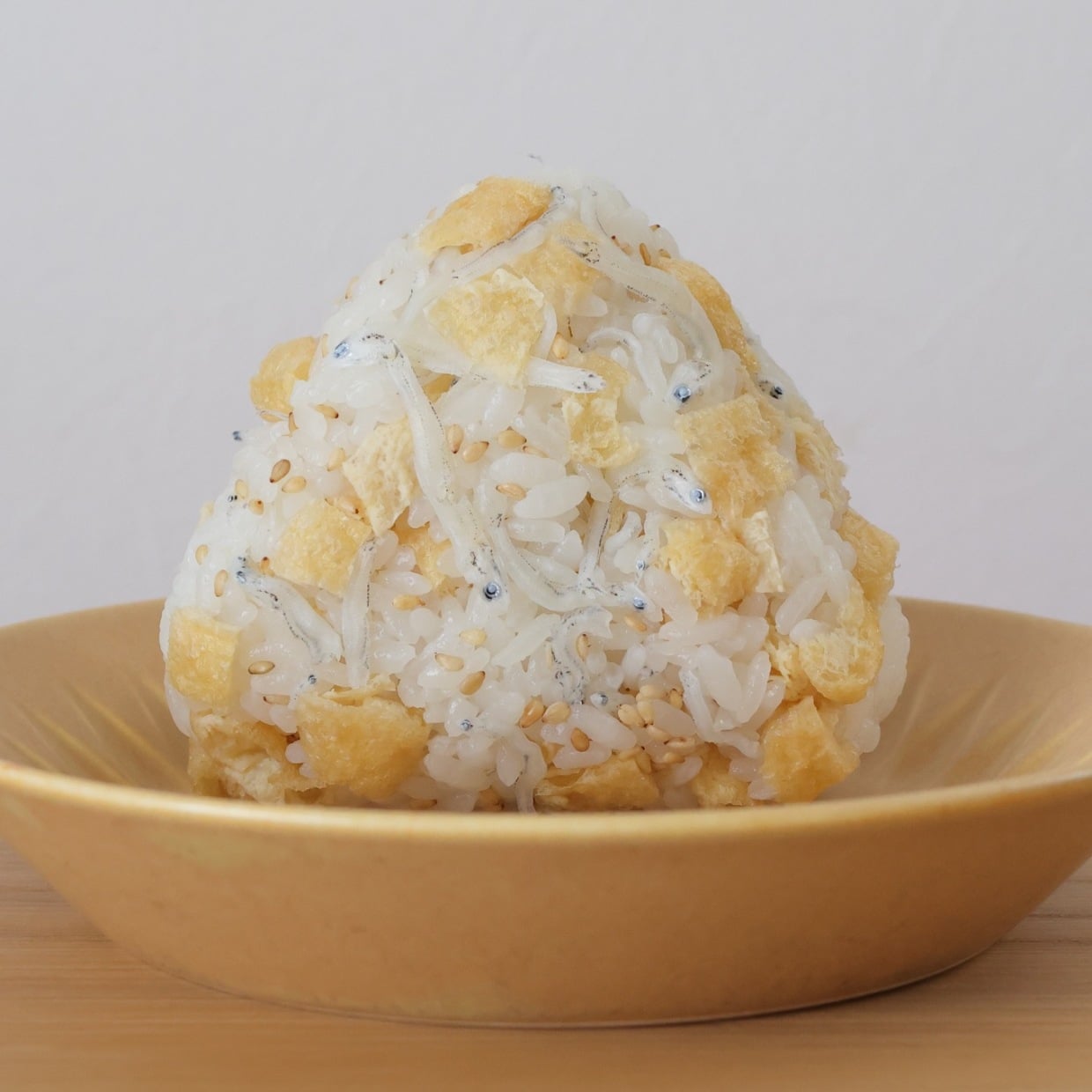 朝「おにぎり」に入れるだけ！ちりめんじゃこと合わせたい「たんぱく質がとれる」旨みたっぷり食材とは