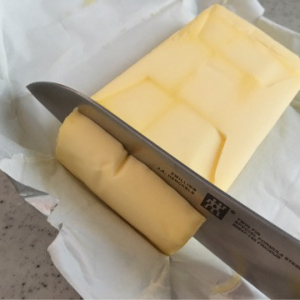 【優秀アイディア】バターをすぱっと切る方法｜包丁につかない切り方があった！