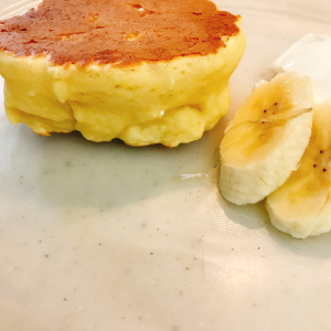 【料理の裏ワザ】厚みがあるのにふわっふわなホットケーキの作り方！生地にアレをちょい足しするだけ