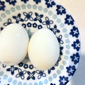 【ライフハック】半熟のゆで卵も簡単キレイに剥く裏ワザ