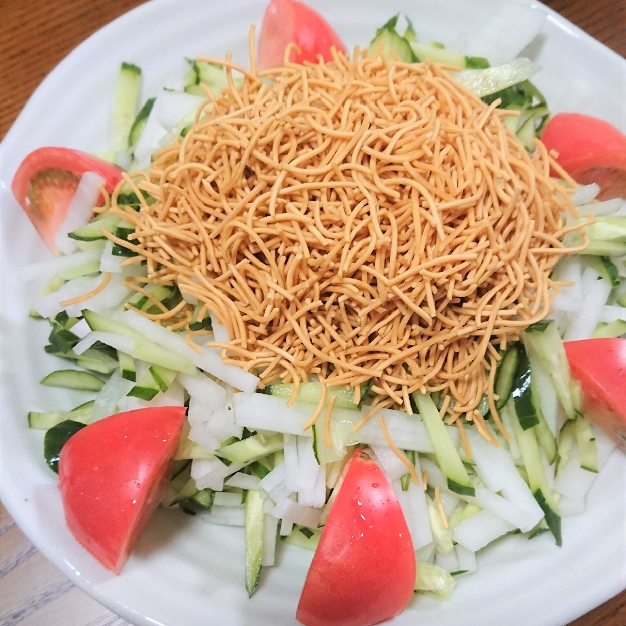  ダイエットにも！夏野菜てんこ盛りな「パリパリ麺サラダ」は火を使わず超簡単！ 