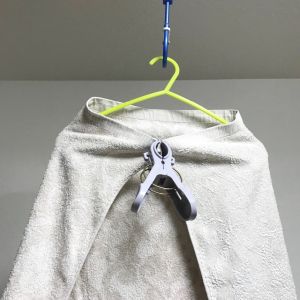 【裏技】省スペースですぐ乾く！ハンガーを使った驚きのバスタオルの干し方とは？