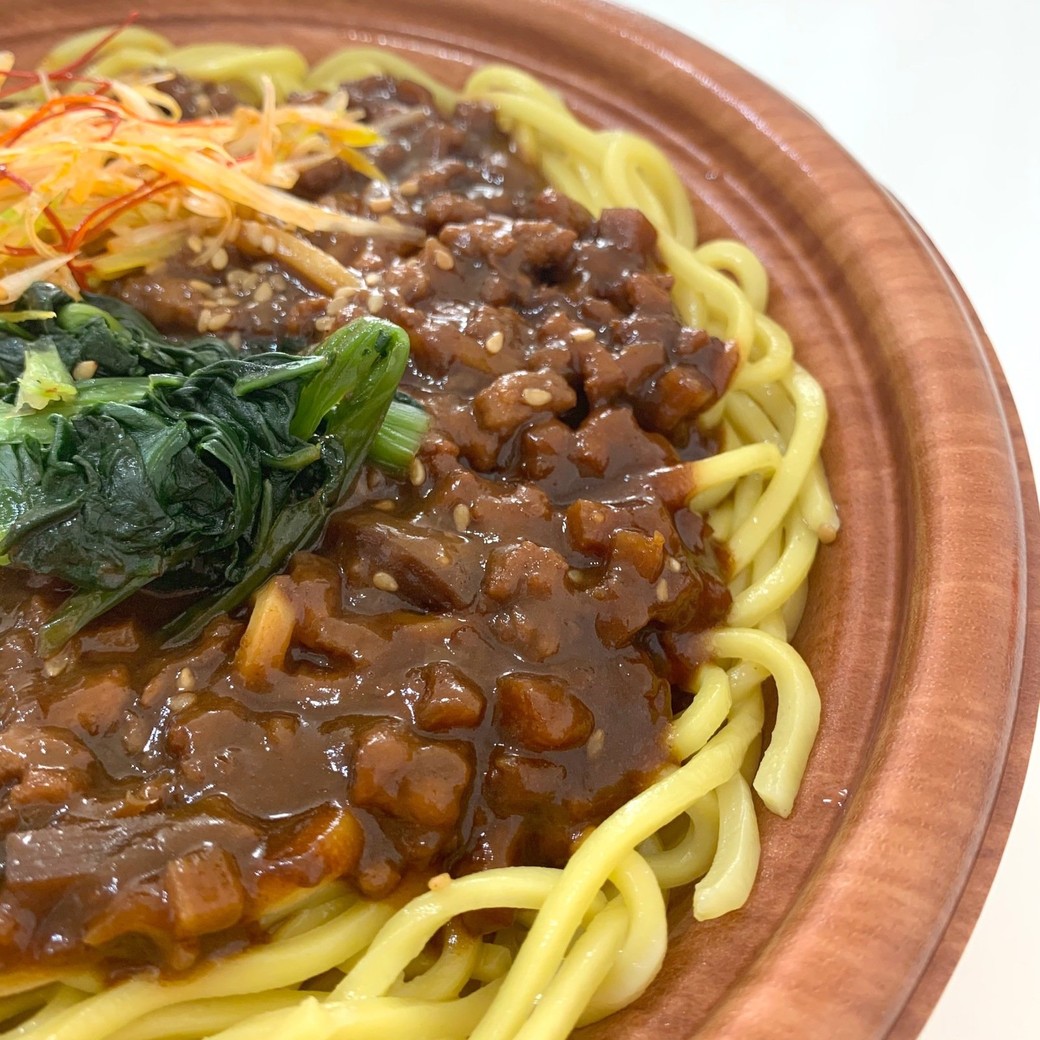 ファミリーマート「甜麺醤の旨み！ジャージャー麺（大豆ミート使用）」