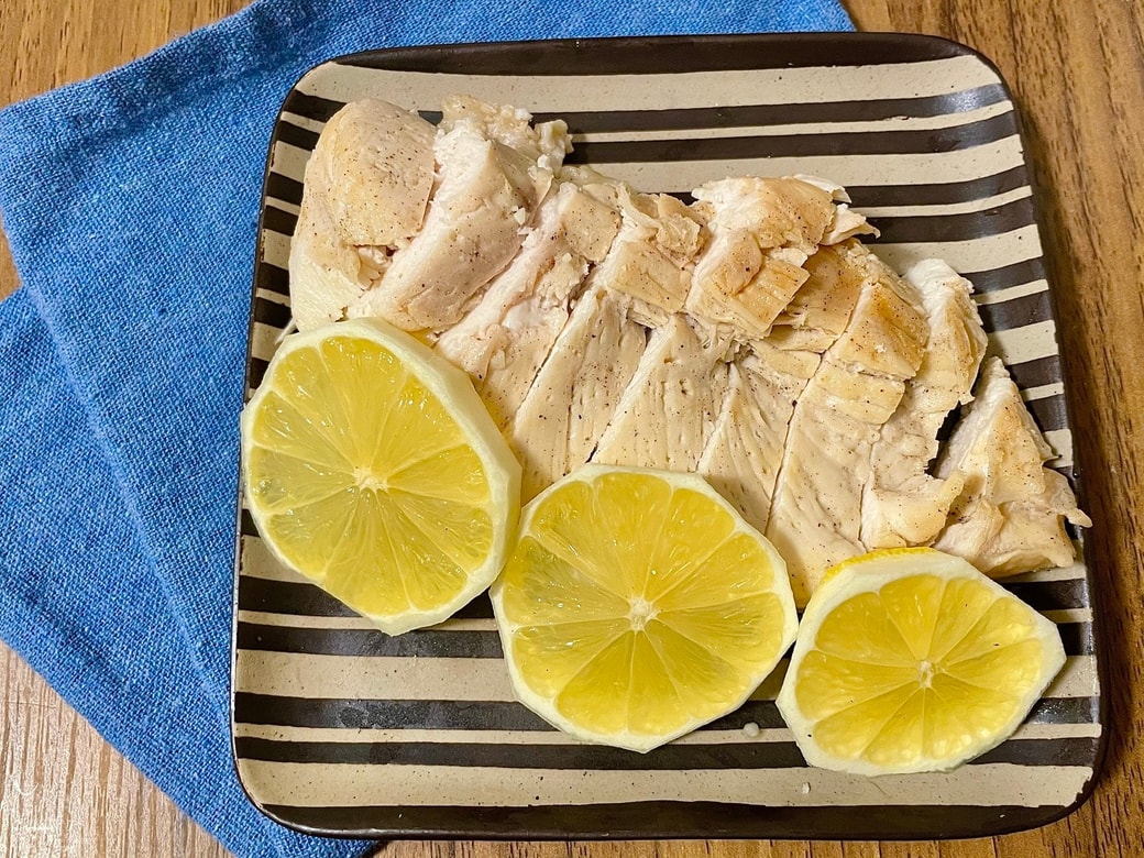 鶏むね肉のレモン蒸し