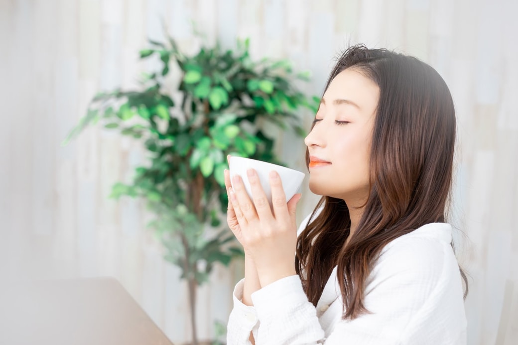 スープを飲む女性