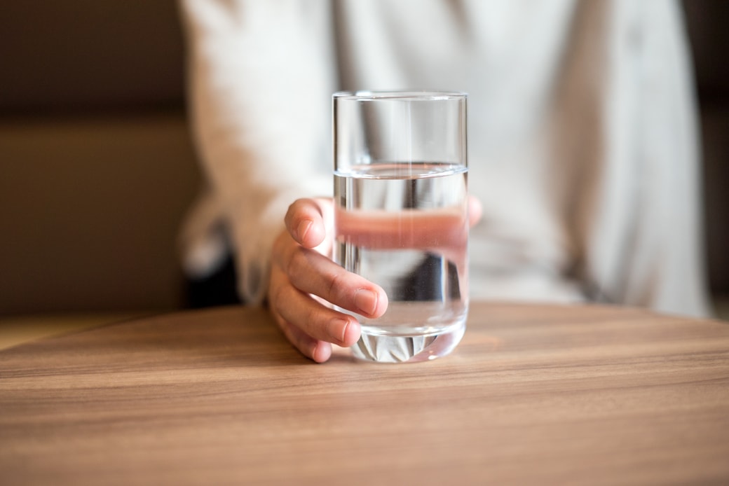 コップの水を飲む