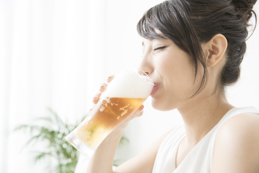 ビールを飲む女性