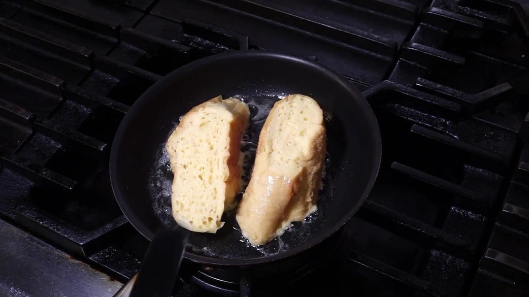 バターを溶かしたフライパンで焼く