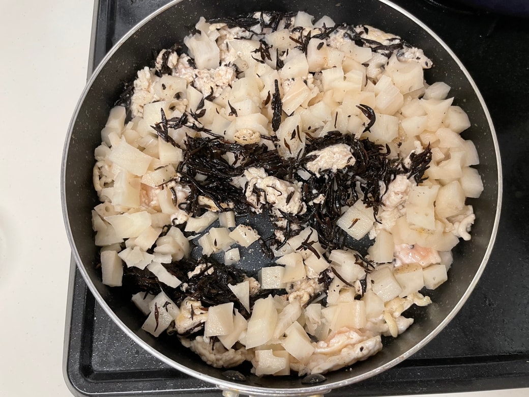 れんこんとひじきの鶏そぼろ丼