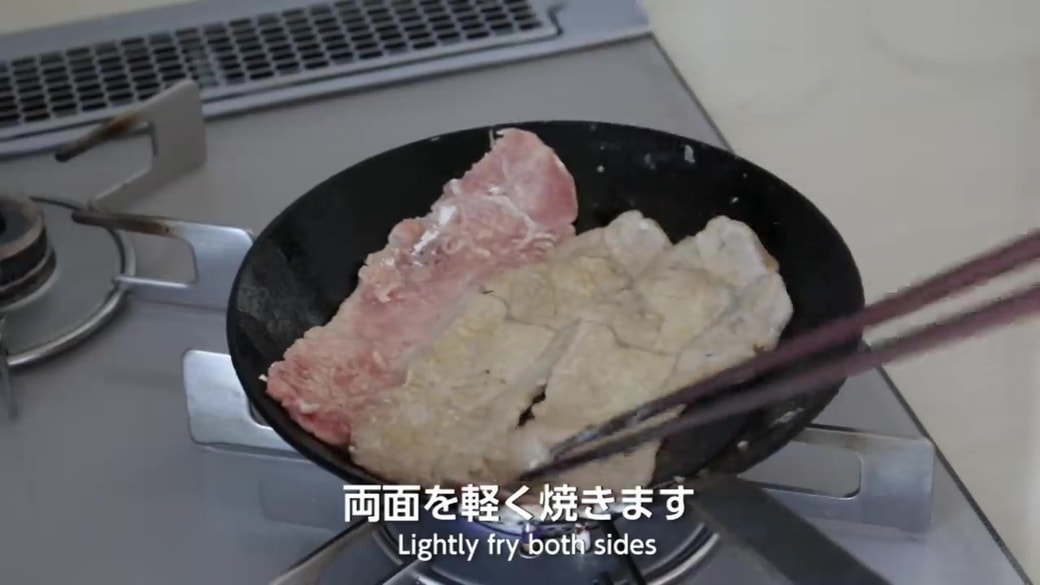 肉を焼く