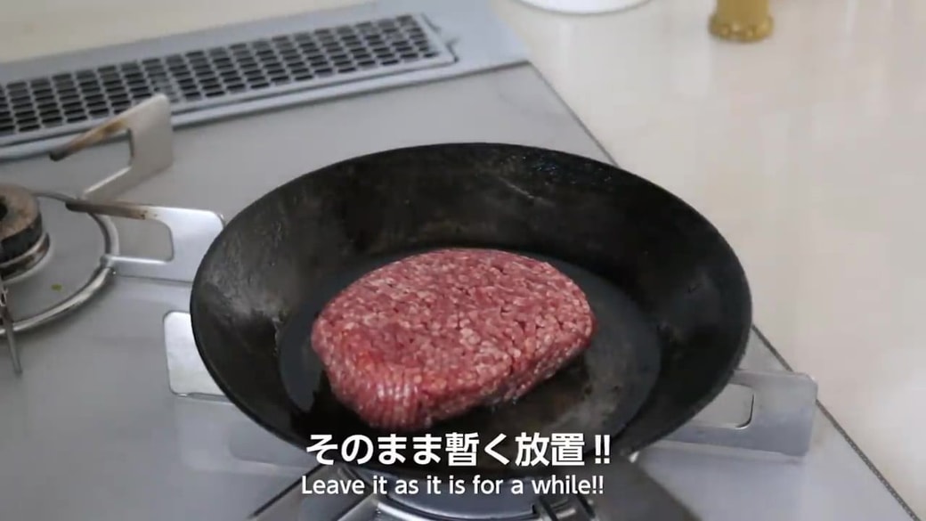 ひき肉をひとまとめにしてフライパンに