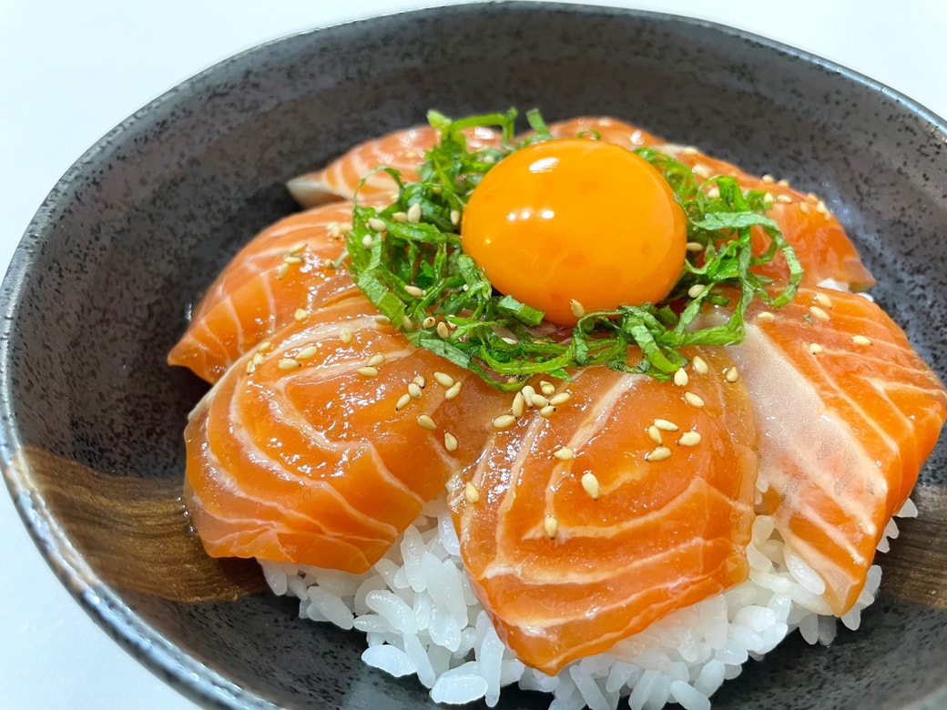 「サーモンの漬け丼」完成