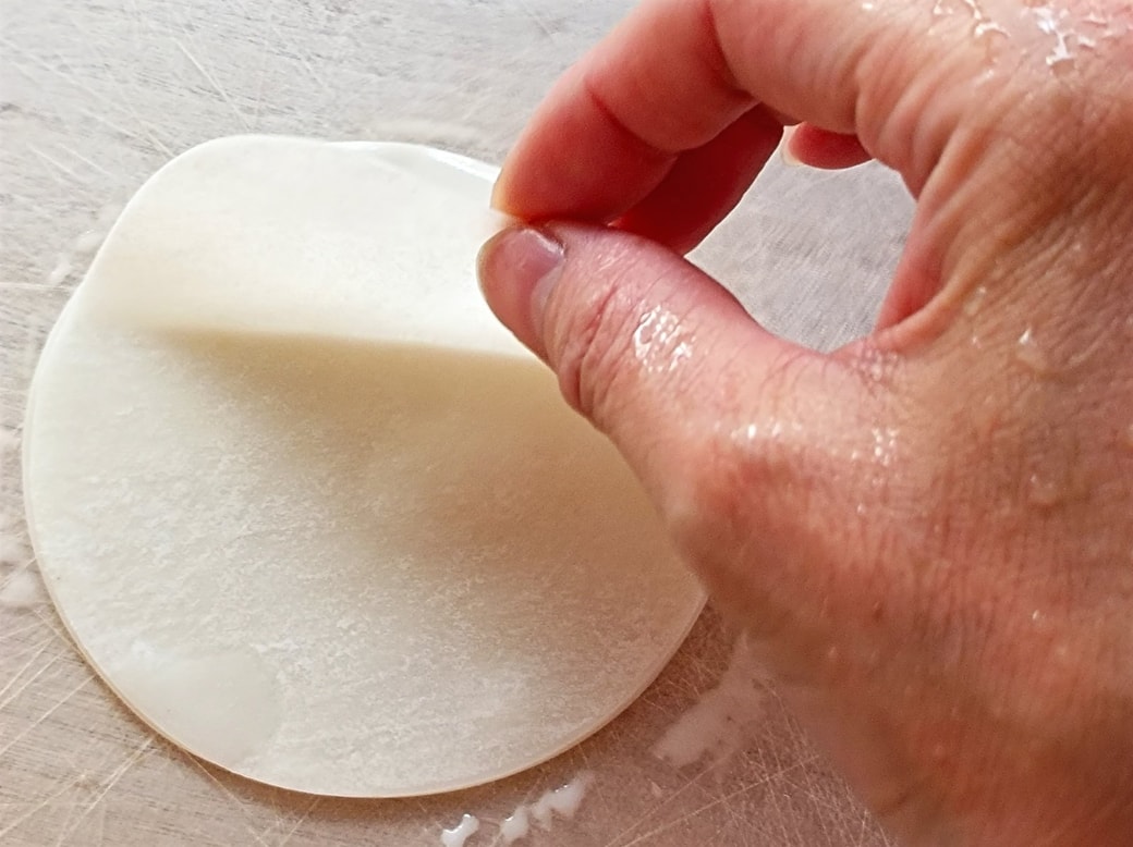 余った「餃子の皮」を焼くだけ！サクサクでおいしい“餃子の皮スナック”のつくりかた