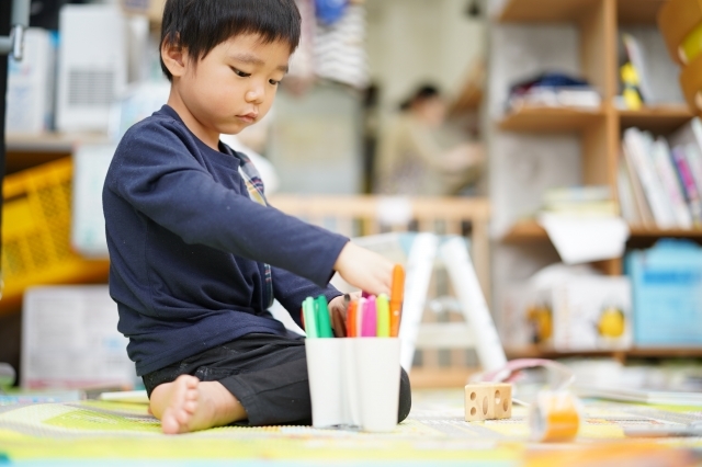 片付ける子ども