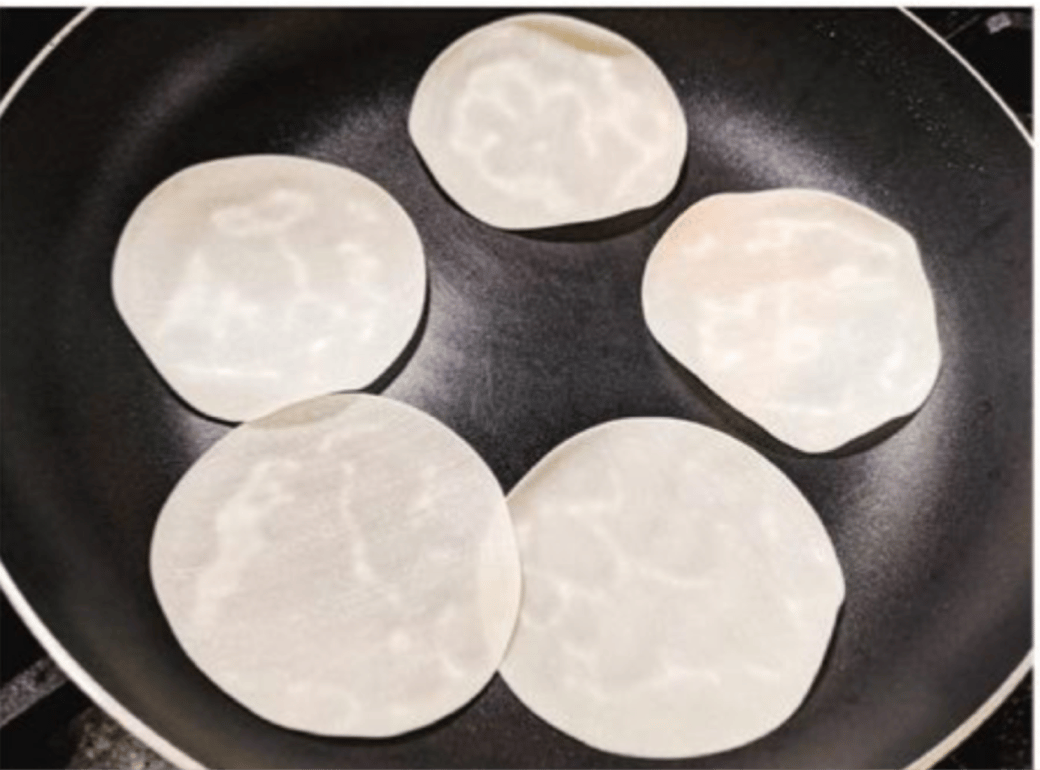 フライパンで焼いた餃子の皮