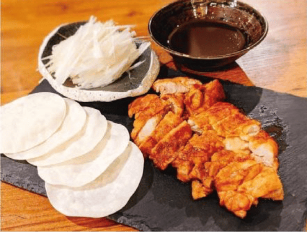 焼いた餃子の皮と調味料が染み込んだもも肉