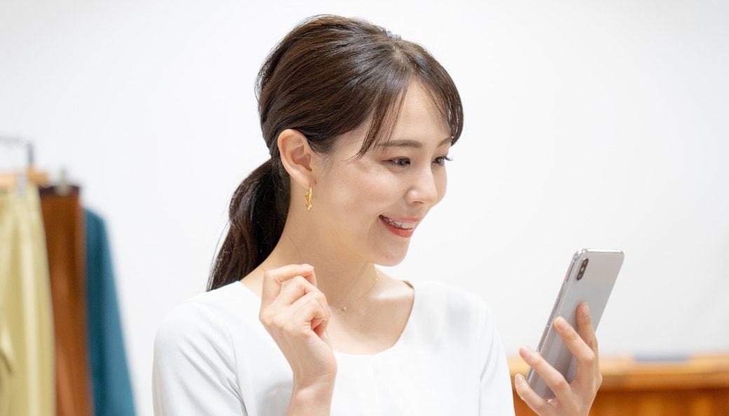 スマホを使う女性