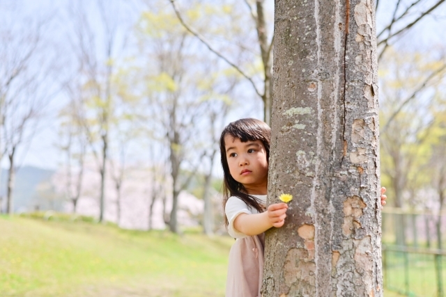 不安そうに見つめる子ども