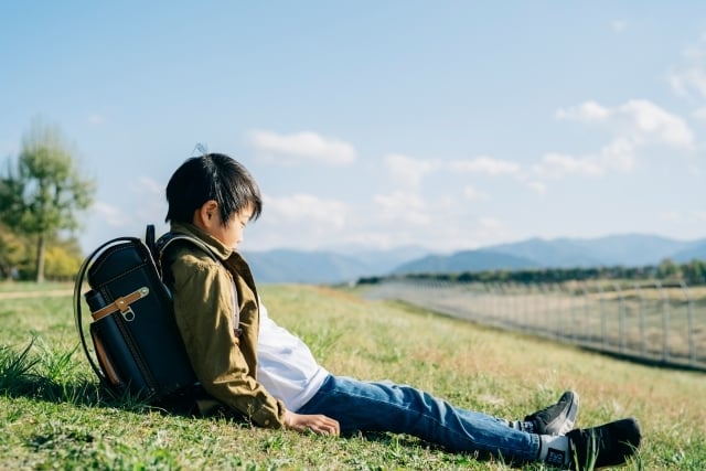 悩む男の子