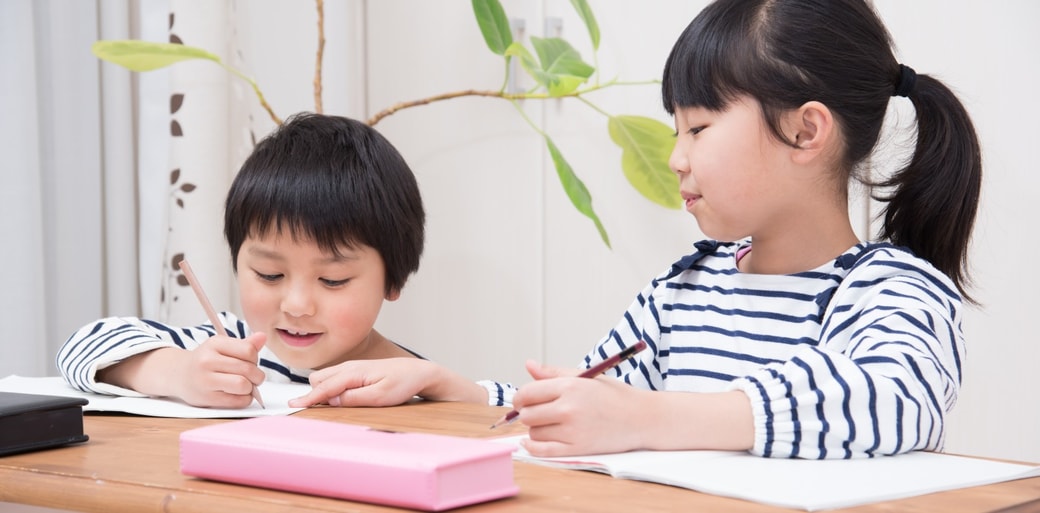 勉強する子どもたち