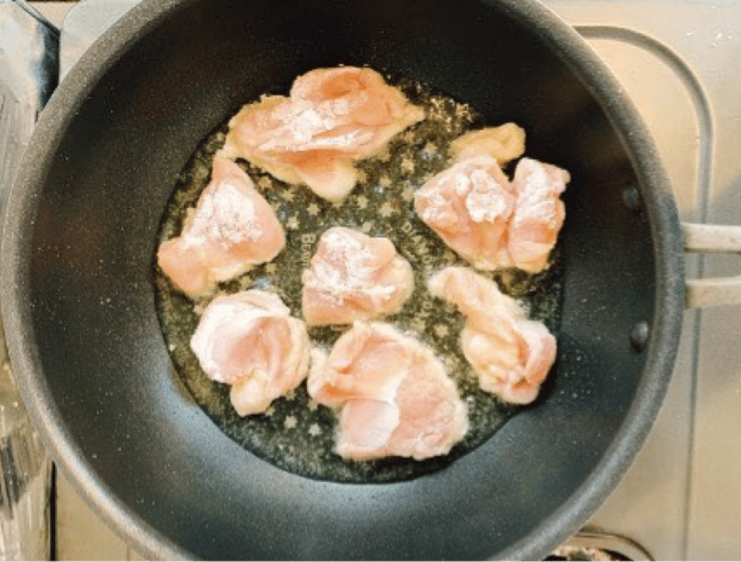 揚げ焼きにしている鶏もも肉