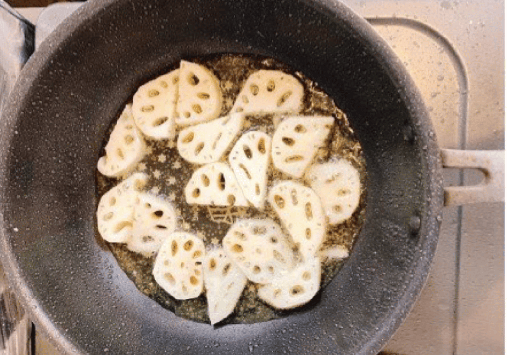 揚げ焼きにしているレンコン