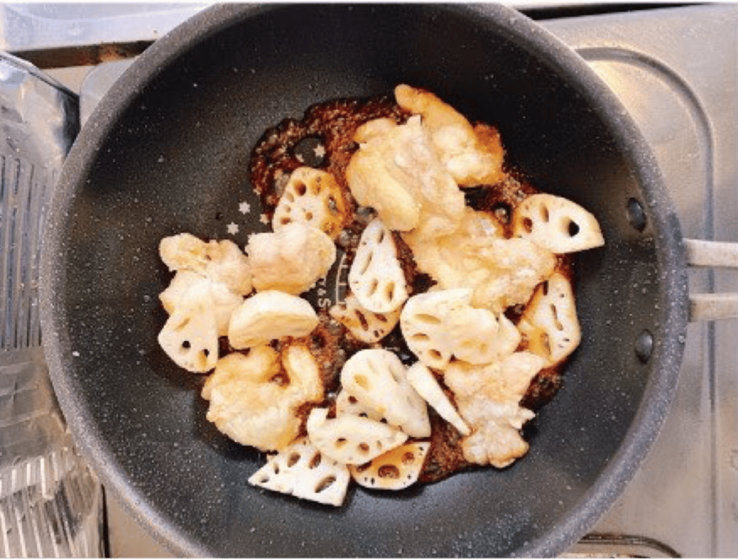 甘酢タレにつけた鶏もも肉とレンコン