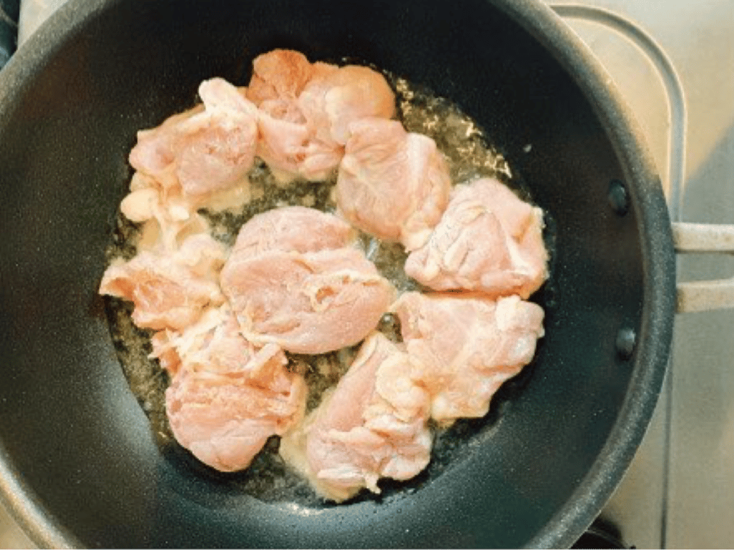 揚げ焼きにしている鶏モモ肉