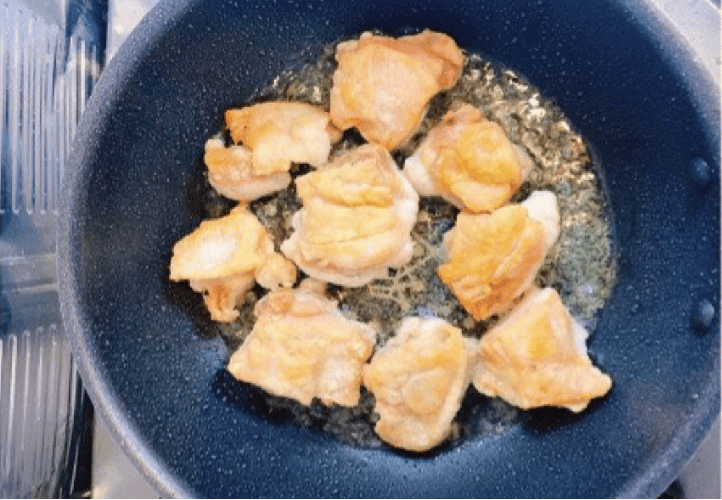 揚げ焼きにしている鶏モモ肉