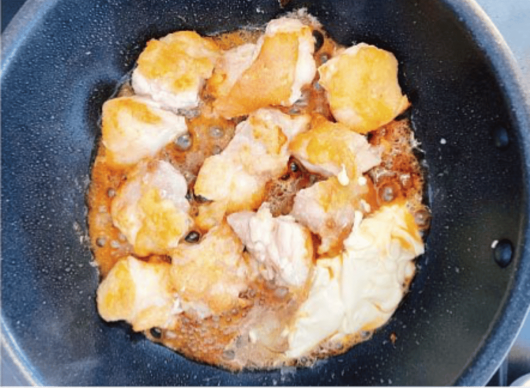 調味料と鶏モモ肉が入ったフライパン