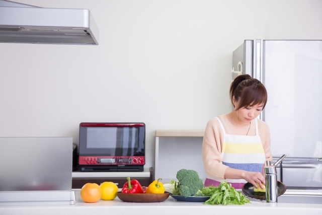 食器洗いをする女性