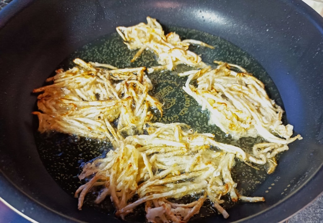 「もやし」に調味料と片栗粉をまぶして揚げ焼きするだけ！食感がやみつき「サクサク揚げもやし」