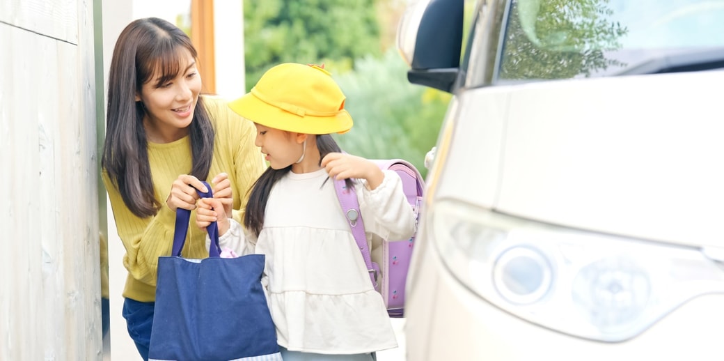 学校へ子どもを見送る親