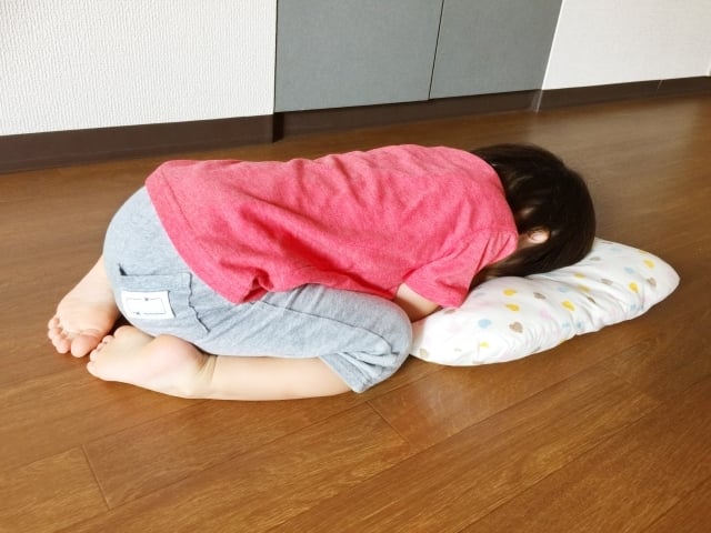 頭を抱える子