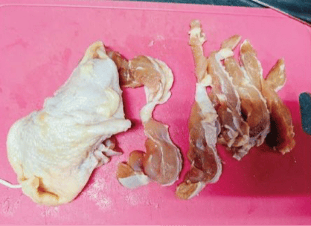 ひと口大にカットした鶏モモ肉