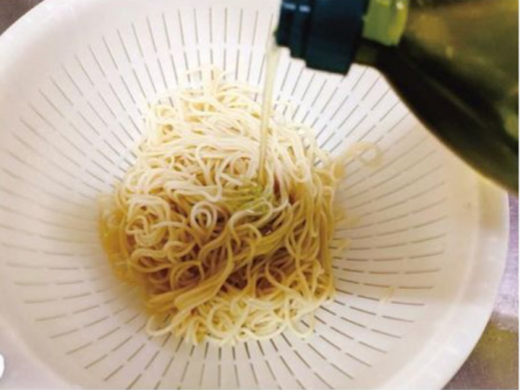 ゆでたあとにオリーブオイルをつけた麺