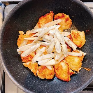 フライパンで焼いている鶏むね肉とごぼう