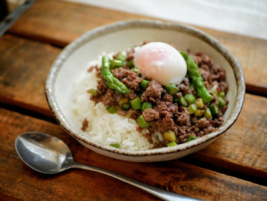 アスパラそぼろ丼完成