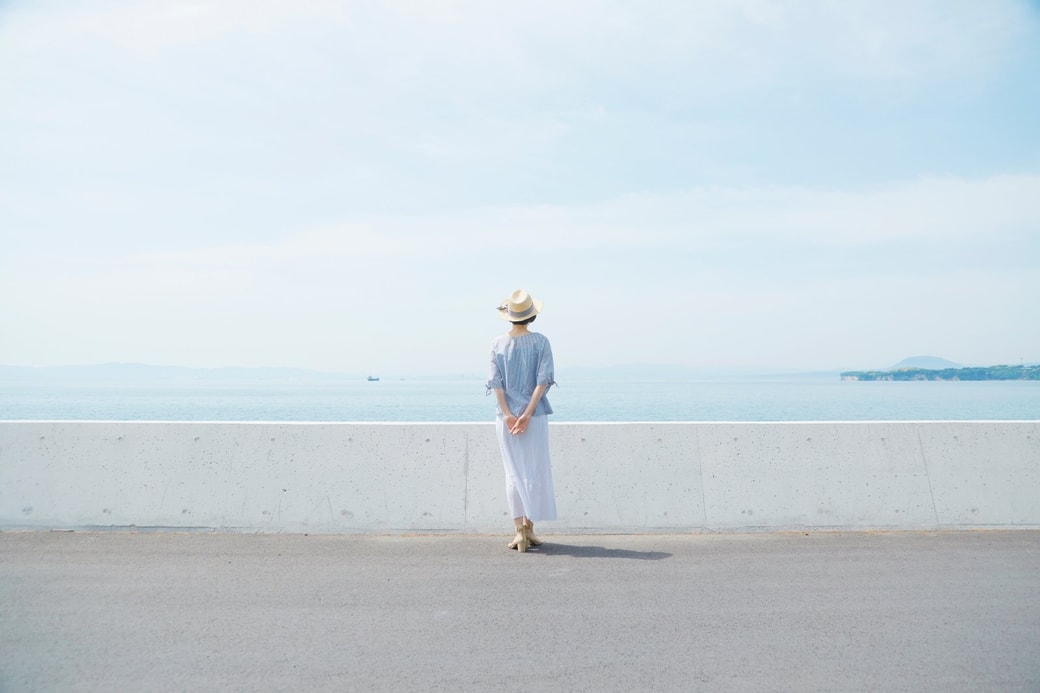 海辺の女性