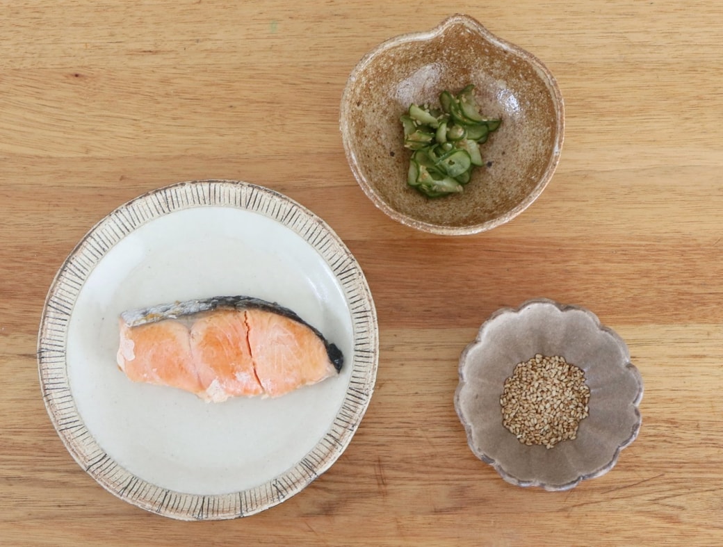 さっぱり風味で食欲増進！「鮭」に「きゅうりの酢のもの」を合わせた贅沢おにぎりのつくりかた